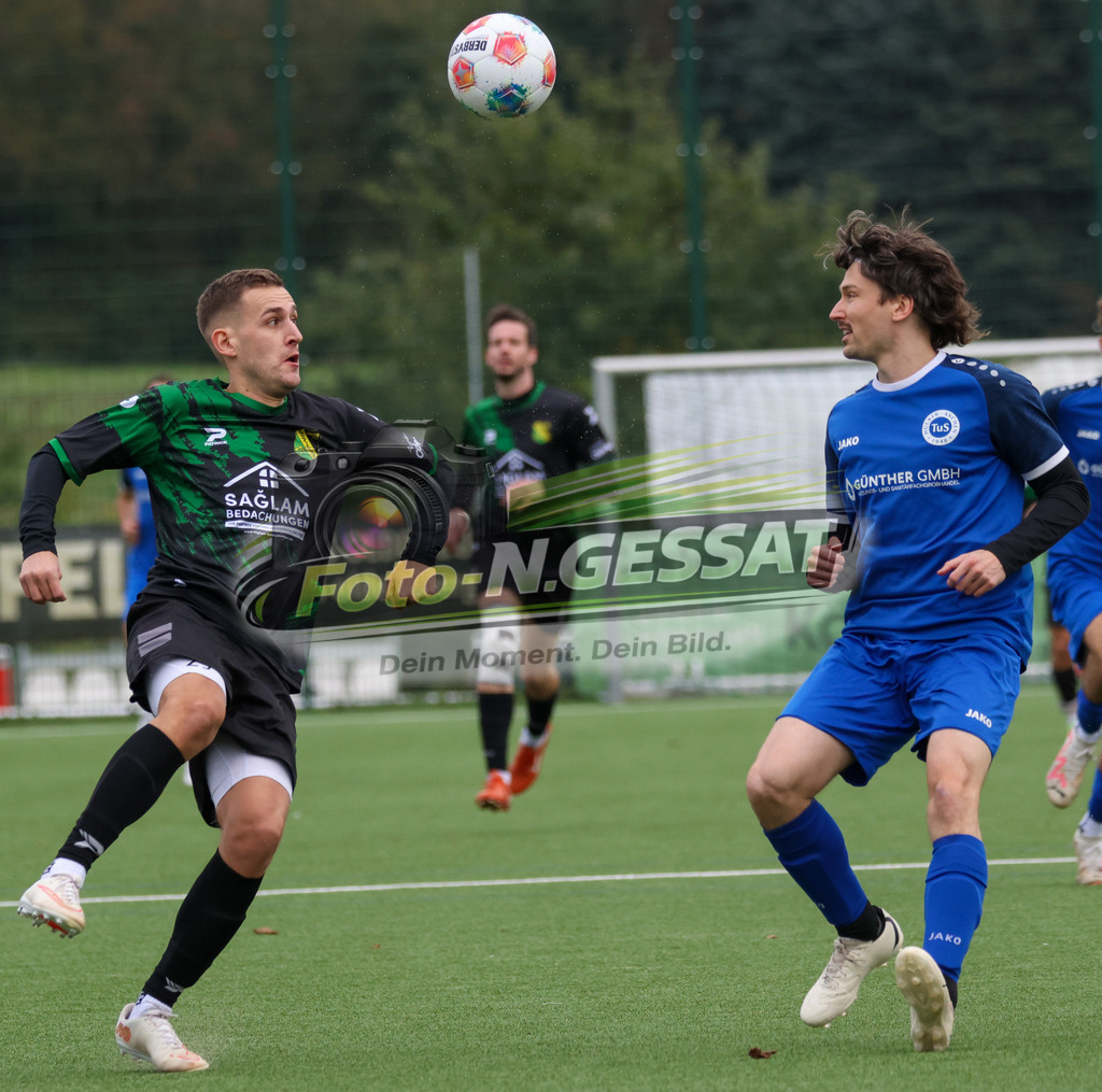 SC Enger - TuS Hücker-Aschen | Auf dem Bild zu sehen: schwarz SC Enger: Brian Rhys Davies ; blau TuS Hücker-Aschen: Johannes Kannengießer SC Enger, TuS Hücker-Aschen, Saison 26/27, Kreisliga A, Enger, Deutschland - Realisiert mit Pictrs.com