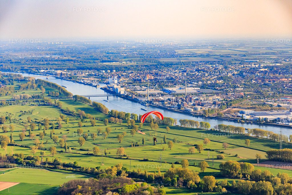 Luftbild: Industriegebiet am Rheinufer von der Maulbeeraue aus in Worms im Bundesland Rheinland-Pfalz in Deutschland. Foto: IMG_077594.jpg vom 23.04.2015 durch Werner Riehm/FLY-FOTO.de