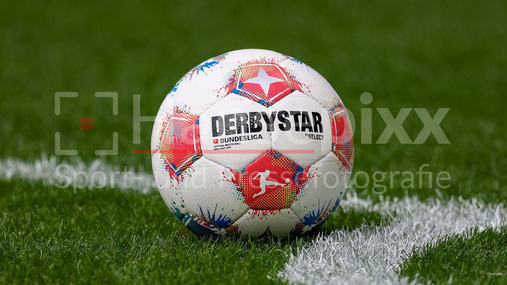 Fussball, Bundesliga, SV Werder Bremen - Bayer 04 Leverkusen | Der Spielball liegt auf dem Spielfeld, Rasen, Bundesliga, Derbystar, Select, Brillant APS, Symbolfoto, Symbol, Symbolbild Fussball, Fußball, Ball, DIE DFL-RICHTLINIEN UNTERSAGEN JEGLICHE NUTZUNG VON FOTOS ALS SEQUENZBILDER UND/ODER VIDEOÄHNLICHE FOTOSTRECKEN. DFL REGULATIONS PROHIBIT ANY USE OF PHOTOGRAPHS AS IMAGE SEQUENCES AND/OR QUASI-VIDEO.