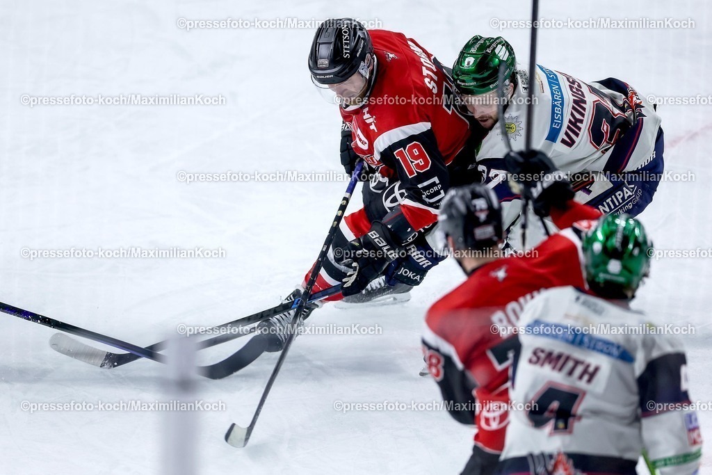 KEC20042601072 | 20.04.2026, Eishockey, DEL Halbfinale Play-Offs, Kölner Haie - Eisbären Berlin, Spiel 6, Lanxess-Arena Köln: Frederik Storm (Kölner Haie #19) im Zweikampf gegen  Markus Vikingstad (Eisbären Berlin #37) 