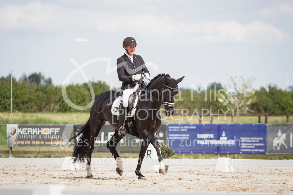 250416_Dressurpferde-M-317 | Deine schönsten Turniermomente als professionelle Fotos! Entdecke hochwertige Pferdesport-Fotografie im Online-Shop. Jetzt Fotos finden & bestellen!