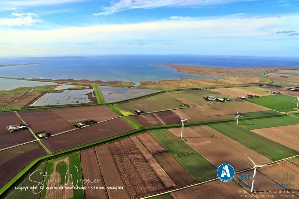 Luftbilder-Nordfriesland--Husum-Reussenköge-Kuestenlinie-Landgewinnung-airwatch-wagner-IMG_1889 | Reußenköge bietet auch Möglichkeiten für Touristen, die sich für die fruchtbaren Marschen, die Wiesen und Felder interessieren, die von der Nordsee umgeben sind. Einige der Höfe in den Kögen bieten Ferienwohnungen an und es gibt mehrere Badestellen entlang der Nordsee.