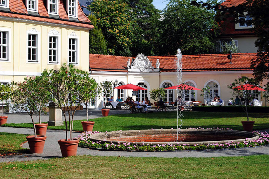 Bildlexikon Leipzig - Gohliser Schlösschen - Barockgarten | Das Team hinter BILDLEXIKON LEIPZIG bündelt historische wie aktuelle Informationen über die Stadt Leipzig in Text und Bild auf einer Plattform und stellt diese der interessierten Öffentlichkeit zur Verfügung.
