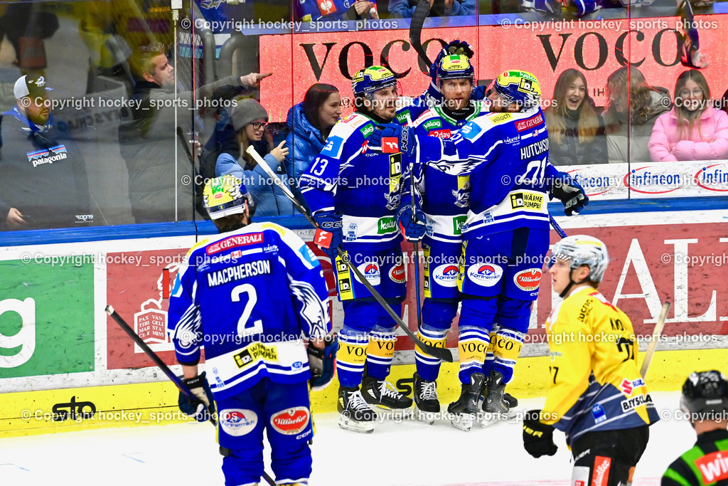 EC IDM Wärmepumpen VSV vs. Vienna Capitals | Jubel EC VSV Mannschaft, #2 Dylan MacPherson EC VSV, #13 Adam Helewka EC VSV, #26 Guus van Nes EC VSV, #91 Nick Hutchison EC VSV, EC IDM Wärmepumpen VSV vs. Vienna Capitals, EC IDM Wärmepumpen VSV vs. Vienna Capitals am 28.01.2026 in Villach (Stadthalle Villach), Austria, (Photo by Bernd Stefan)