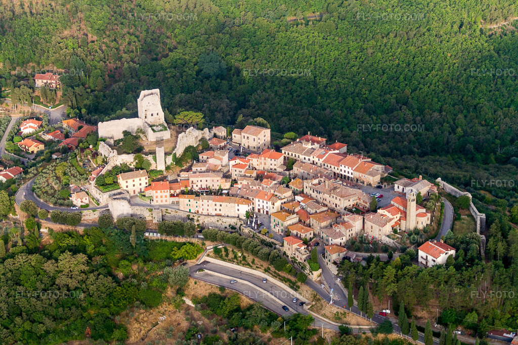Aerial view: Old town area and city center in Civitella in Val di Chiana in Civitella in Val di Chiana in the state Arezzo, Italy. – Photo: IMG_43581.jpg taken on 07/27/2011 by Werner Riehm/FLY-FOTO.com – Resolution of the original: 4272 x 2848 px