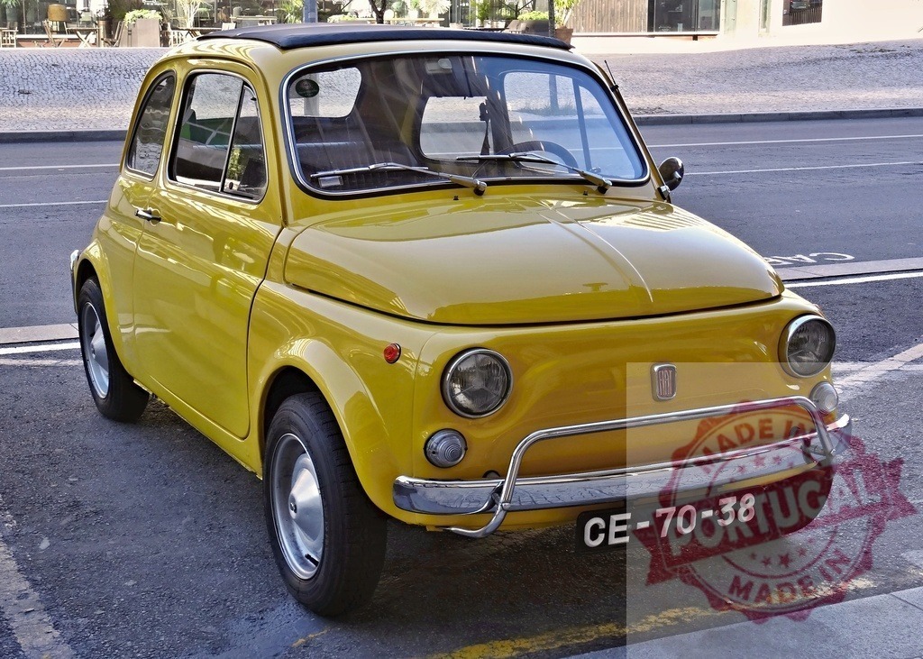 Classic yellow Fiat 500 parked on a city street | Shiny yellow Fiat 500 parked on a city side street, showcasing its vintage charm and iconic design - Realisiert mit Pictrs.com