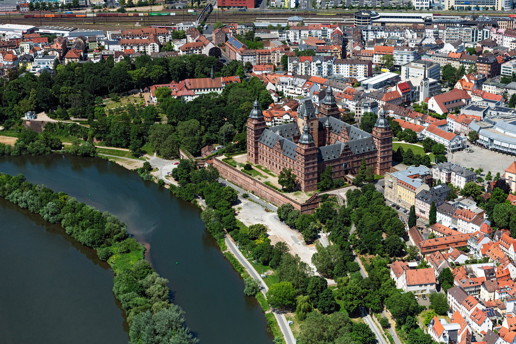dr__0067472.jpg | ASCHAFFENBURG 17.06.2021 Gebäude und der Schloßpark- Anlagen des Wasserschloß Johannisburg in Aschaffenburg im Bundesland Bayern. // Building and castle park systems of water castle Johannisburg in Aschaffenburg in the state Bavaria. Foto: Daniel Reiter