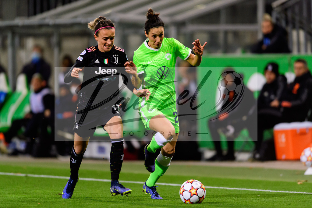 WOBJUV20211118_012 | Fussball, Frauen: Barbara Bonansea (Juventus FC) und Sara Doorsoun (VfL Wolfsburg) im Zweikampf bei dem Spiel der UEFA Women´s Champions League zwischen VfL Wolfsburg und Juventus Turin im AOK-Stadion am 18.11.2021 in Wolfsburg, Deutschland. - Realisiert mit Pictrs.com