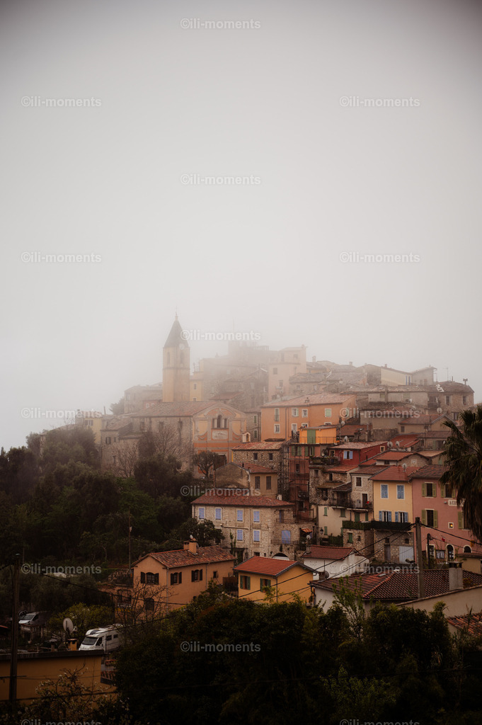 Dorf im Nebel | Ein mediterranes Bergdorf taucht sanft aus dem Nebel auf. Die ruhige Stimmung und die zarten Farben verleihen dem Bild eine zeitlose Leichtigkeit – ideal als Kunstdruck für harmonische und stimmungsvolle Raumgestaltungen. - Realisiert mit Pictrs.com