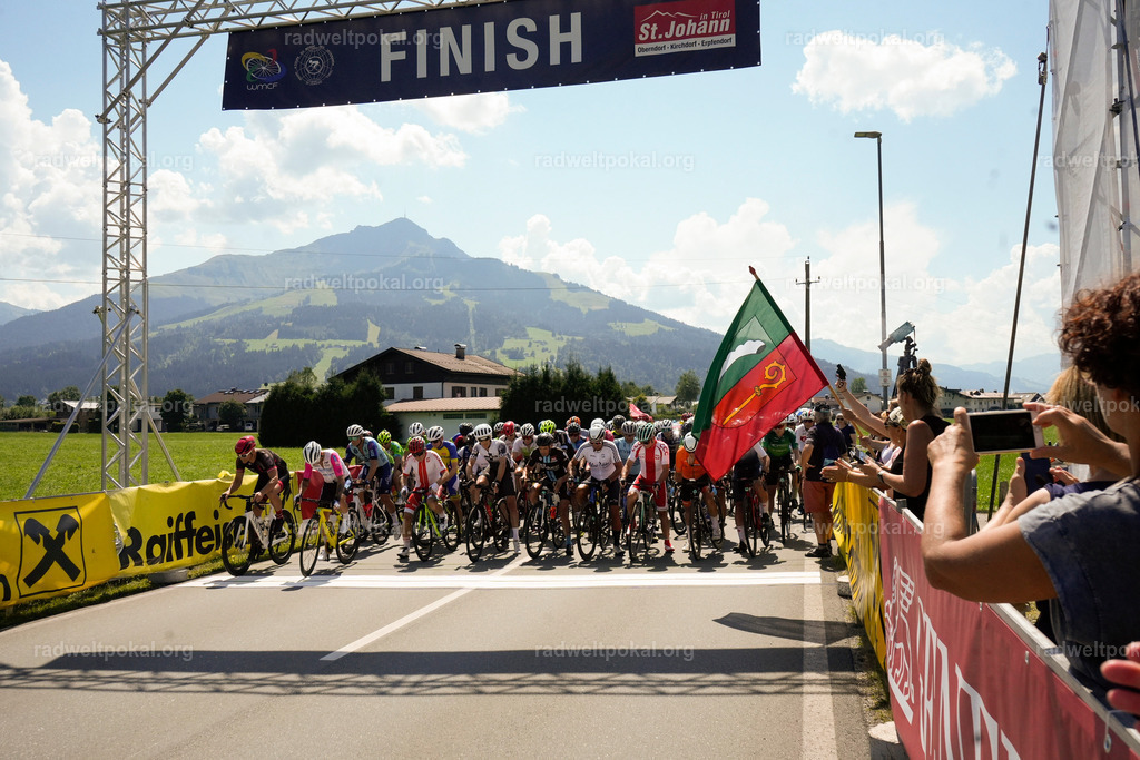 380_20230817_Bewerb_Maenner_Muehlanger | AUT - OESTERREICH, 2023-08-16: SPORT RENNRAD-FAHREN - 55. INTERNATIONALER RADWELTPOKAL IN ST. JOHANN IN TIROL  - Vintage-Radrennen mit WM-Bronze-Medaillen-Siegerin Christina Schweinberger, den Teilnehmer und Alexander Baumann (vom Orginastions-Team) - TAG 2 BEWERB MAENNER IN SECHS GRUPPEN  ; Foto: Roland Muehlanger