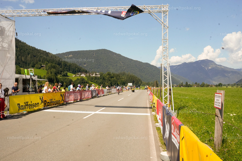 767_20230817_Bewerb_Maenner_Muehlanger | AUT - OESTERREICH, 2023-08-16: SPORT RENNRAD-FAHREN - 55. INTERNATIONALER RADWELTPOKAL IN ST. JOHANN IN TIROL  - Vintage-Radrennen mit WM-Bronze-Medaillen-Siegerin Christina Schweinberger, den Teilnehmer und Alexander Baumann (vom Orginastions-Team) - TAG 2 BEWERB MAENNER IN SECHS GRUPPEN  ; Foto: Roland Muehlanger