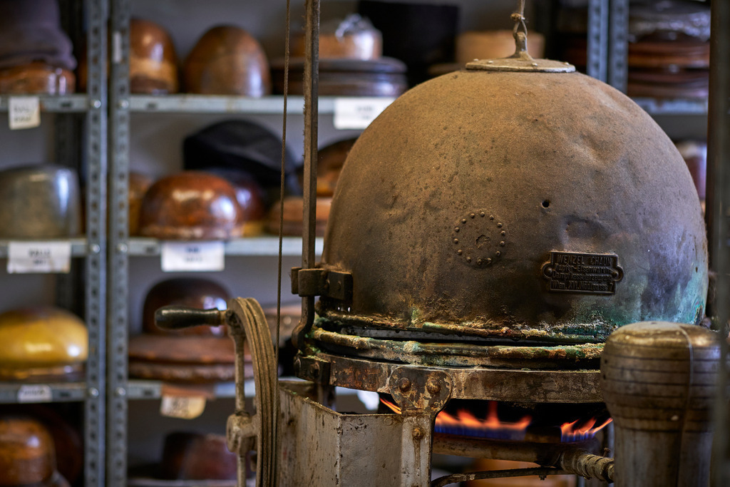 Mühlbauer Hutmanufaktur | WIen, Austria - March 04, 2020; Mühlbauer Hutmanufaktur; Blick auf die Dampfglocke. - Realisiert mit Pictrs.com