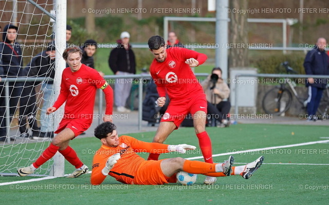 20241124-A2181-fuba-rwda-ofc2-HEN-FOTO | 24.11.2024 Fussball Männer Saison 2024 2025 Verbandsliga Süd SKV Rot-Weiss Darmstadt - Kickers Offenbach II (4:2) v. li. Max Steinbrecher (32 RWDA) hält den Ball fest Noel Feselmayer (2 OFC) und Oliver Kovacic (9 OFC) (Foto: Peter Henrich) - Realisiert mit Pictrs.com