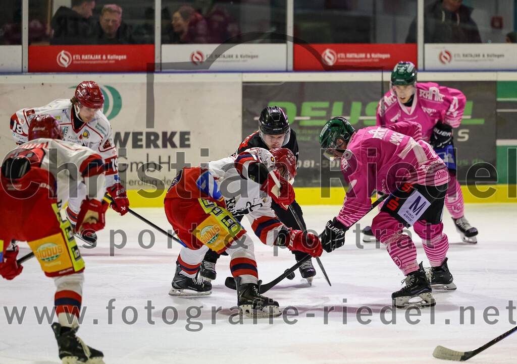 2025-10-24_064_TSV_Erding_gegen_Deggendorfer_SC | Erding, Deutschland, 24.10.2025:Eishockey, Oberliga Süd 2025 / 2026, 11. Spieltag, TSV Erding gegen Deggendorfer SC, Endergebnis: 2:4Philipp Michl (Erding Gladiators, #77), Mark Waldhausen (Erding Gladiators, #27)Foto: Christian Riedel / fotografie-riedel.net