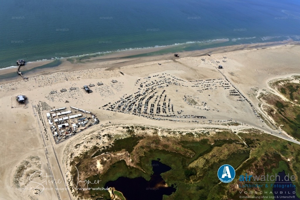 Luftbilder St.Peter-Ording | Der Strandabschnitt Bad, der vor dem Bad- und Kurzentrum liegt, ist besonders für Familien geeignet, da er bei Ebbe nur etwa 200 Meter zurückzieht und flach abfällt, was sich ideal für das Planschen und Muschelsuchen mit Kindern eignet. Er ist über eine rund 1.000 Meter lange Seebrücke erreichbar, die über Salzwiesen und Priele führt und zu einem der beliebtesten Fotomotive des Ortes zählt.