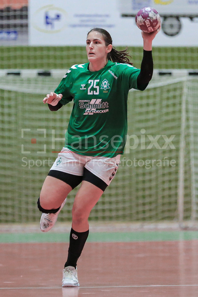 Handball, 2. Bundesliga Frauen, SV Werder Bremen - TuS Lintfort | v.li.: Anna Lena Bergmann (SV Werder Bremen, 25) Freisteller am Ball, Einzelfoto, Spielszene, Aktion, Action