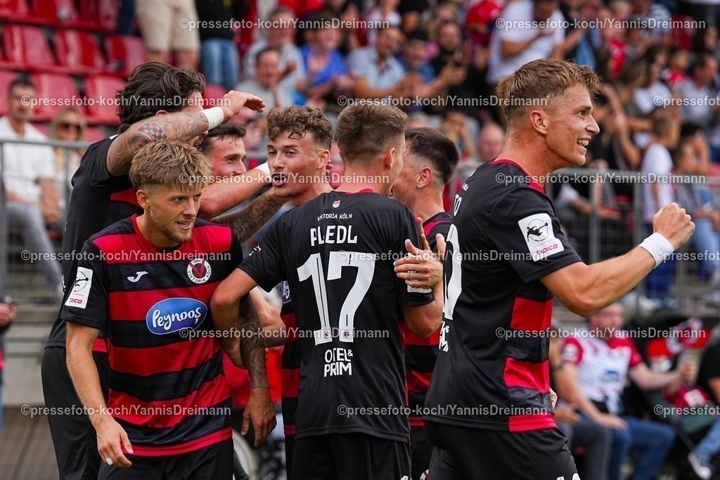 xydr03082501051 | 03.08.2025, xydrx, Fußball, 3.Liga, Viktoria Köln - FC Schweinfurt 05, Saison 2025 2026, Sportpark Höhenberg: Torjubel nach dem Tor zum 1:0 für Viktoria Köln durch Torschütze Lex-Tyger Lobinger (Viktoria Köln #9) zusammen mit Marco Pledl (Viktoria Köln #17) und David Otto (Viktoria Köln #10)  DFB regulations prohibit any use of photographs as image sequences and or quasi-video.