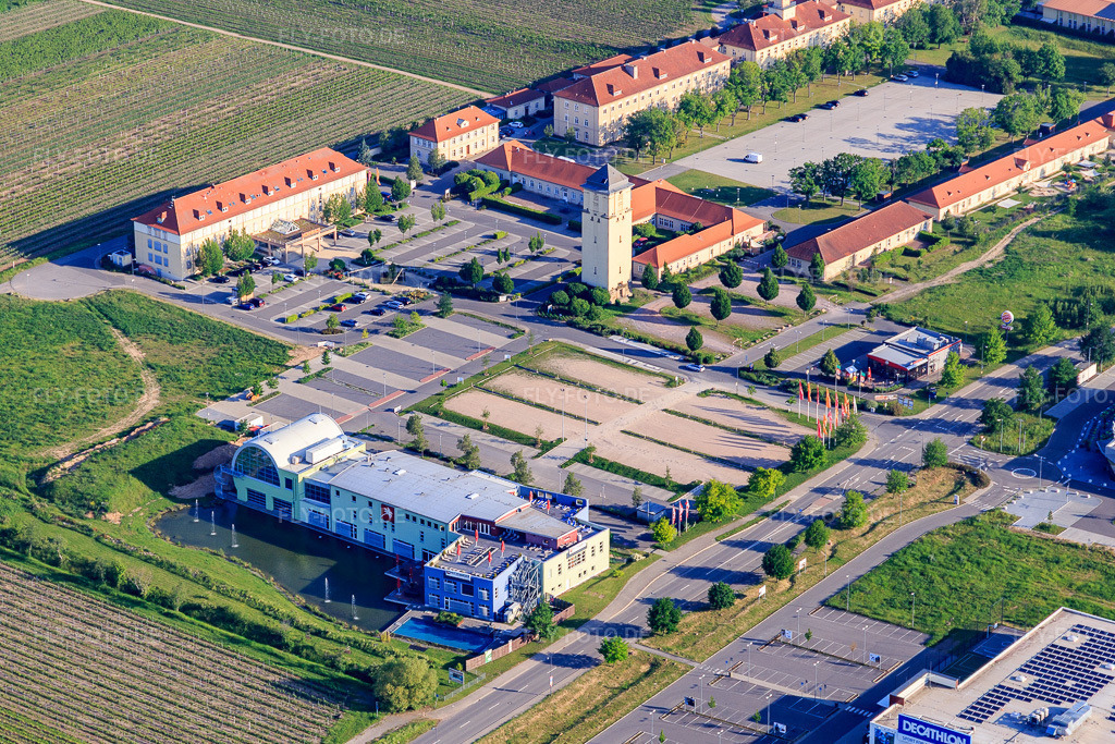 Luftbild: Le Quartier Hornbach mit Fitnessstudio Pfitzenmeier Premium Resort Neustadt in Neustadt an der Weinstraße im Bundesland Rheinland-Pfalz in Deutschland. Foto: IMG_114176.jpg vom 26.05.2019 durch Werner Riehm/FLY-FOTO.deNeustadt | Pfitzenmeier