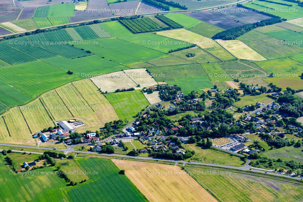 Sxd_Dänemark_Tondern_ELS_7597100623 | TONDERN 10.06.2023 Ortsansicht am Rande von landwirtschaftlichen Feldern und Nutzflächen in Tondern in Region Syddanmark, Dänemark. // Village view on the edge of agricultural fields and land in Tondern in Syddanmark, Denmark. Foto: Martin Elsen