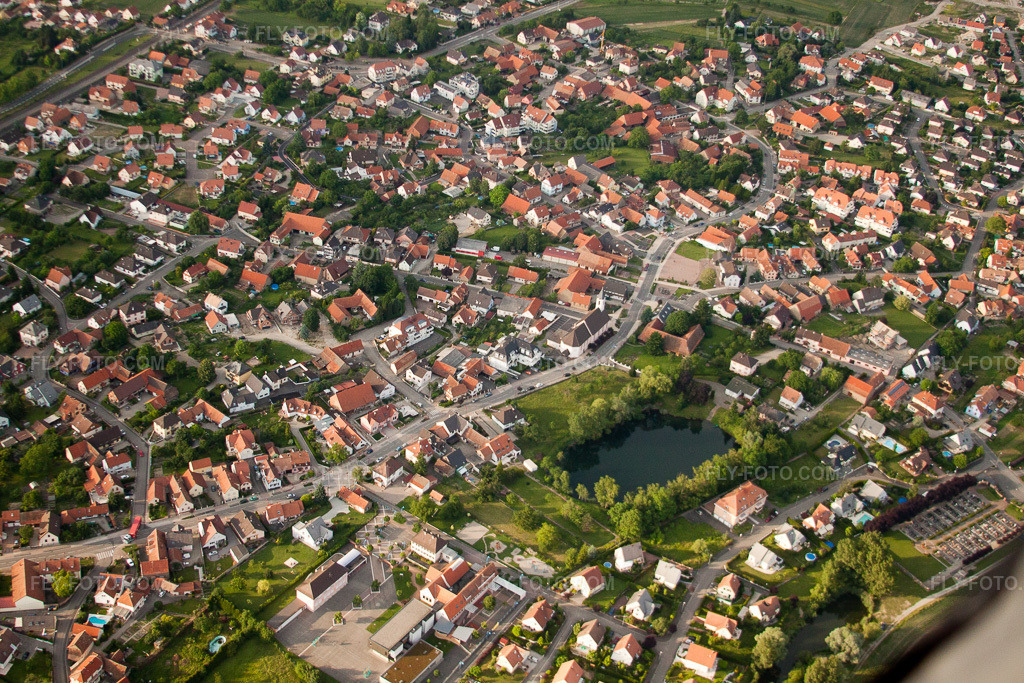 Aerial view: Village view in Kilstett in the state Bas-Rhin, France. – Photo: IMG_28865.jpg taken on 06/14/2010 by Werner Riehm/FLY-FOTO.com – Resolution of the original: 4752 x 3168 px