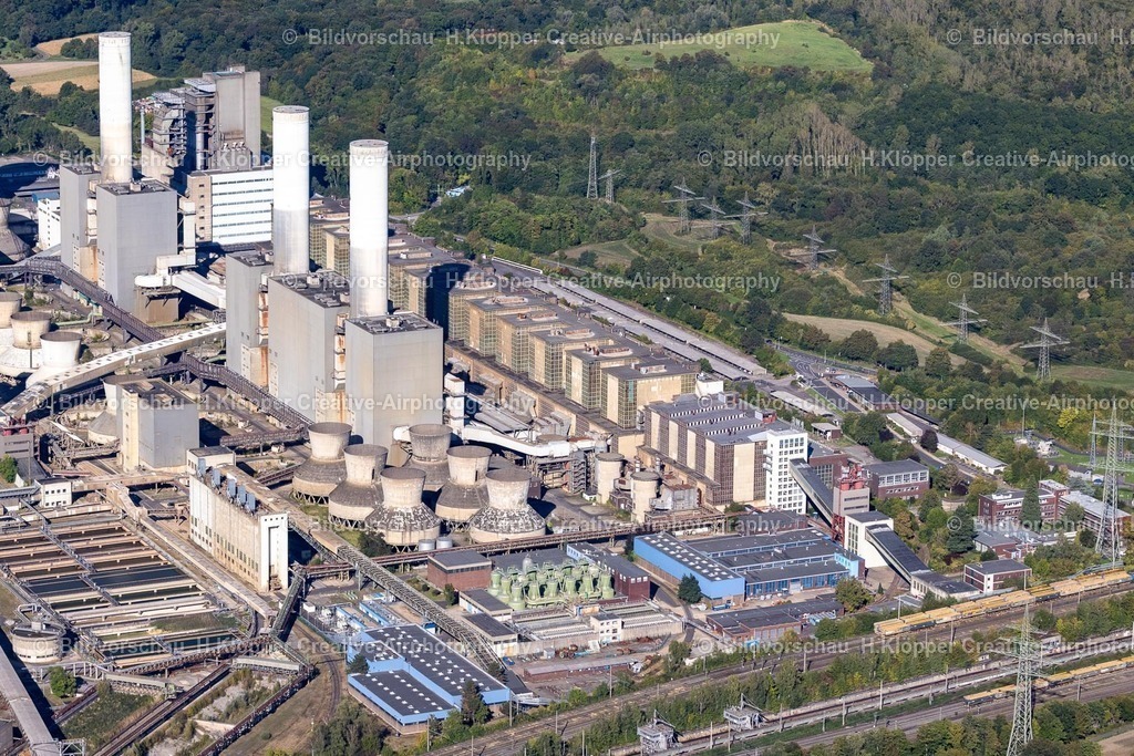 Lufbilder Grevenbroich-5755 | Gebäude und Hallenkonstruktion des HKW Heizkraftwerk und Kohlekraftwerk " RWE Power AG " im Ortsteil Frimmersdorf in Grevenbroich i - Realisiert mit Pictrs.com