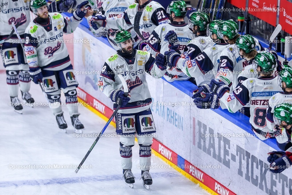 KEC15042601160 | 15.04.2026, Eishockey, DEL Halbfinale Play-Offs, Kölner Haie - Eisbären Berlin, Spiel 4, Lanxess-Arena Köln: Torjubel nach dem Tor zum 3:3 durch Torschütze Liam Kirk (Eisbären Berlin #94) 