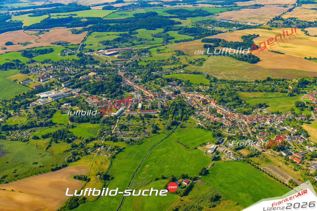 Neue Luftbildaufnahme der Stadt Brüel - Das Luftbild wurde 2025 vom UL-Flugzeug heraus erstellt ( keine Drohnenaufnahme ) - Hochauflösende Luftaufnahme - für Wandbilder und großformatige Ausdrucke geeignet. Das besondere Geschenk!Hier alle&nbsp;Infos zur Lizenzierung der LuftaufnahmeWir fliegen auch dieses Jahr wieder in Ihre Region um Luftbilder zu erstellen.- Luftbild anfragen