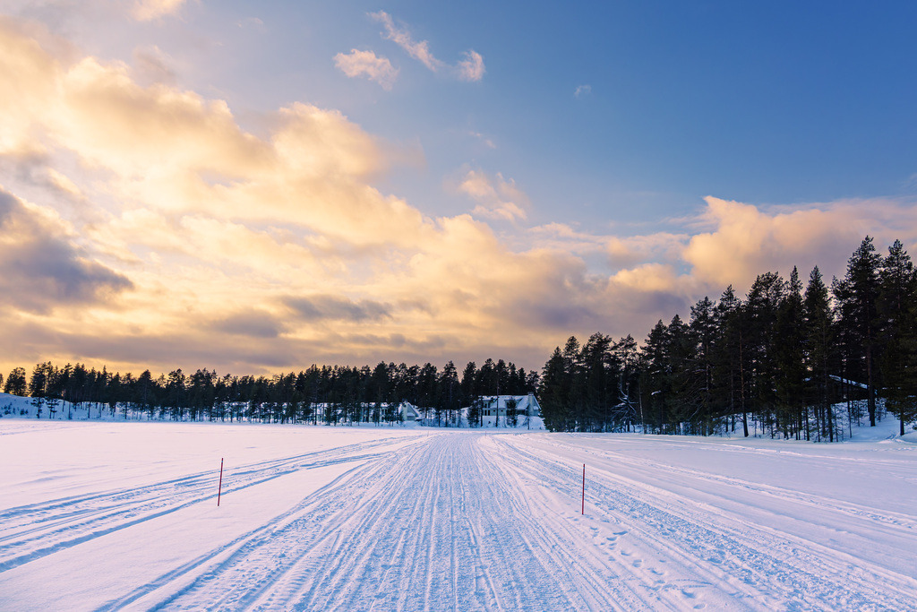 Landschaft mit Schnee und Sonnenuntergang im Winter bei Kuusamo, Finnland | Landschaft mit Schnee und Sonnenuntergang im Winter bei Kuusamo, Finnland.