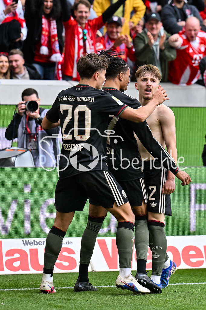 SC Freiburg - FC Bayern München | FREIBURG, GERMANY - 04. APRIL: Jubel der Bayern nach dem Treffer zum 2-3 durch Lennart KARL (FC Bayern Munich 42) / Tor / Torschuetze / Freude / Happy / während dem Bundesligamatch zwischen dem SC Freiburg und dem FC Bayern München am 28. Spieltag im Europa-Park Stadion / DFL REGULATIONS PROHIBIT ANY USE OF PHOTOGRAPHS AS IMAGE SEQUENCES AND/OR QUASI-VIDEO