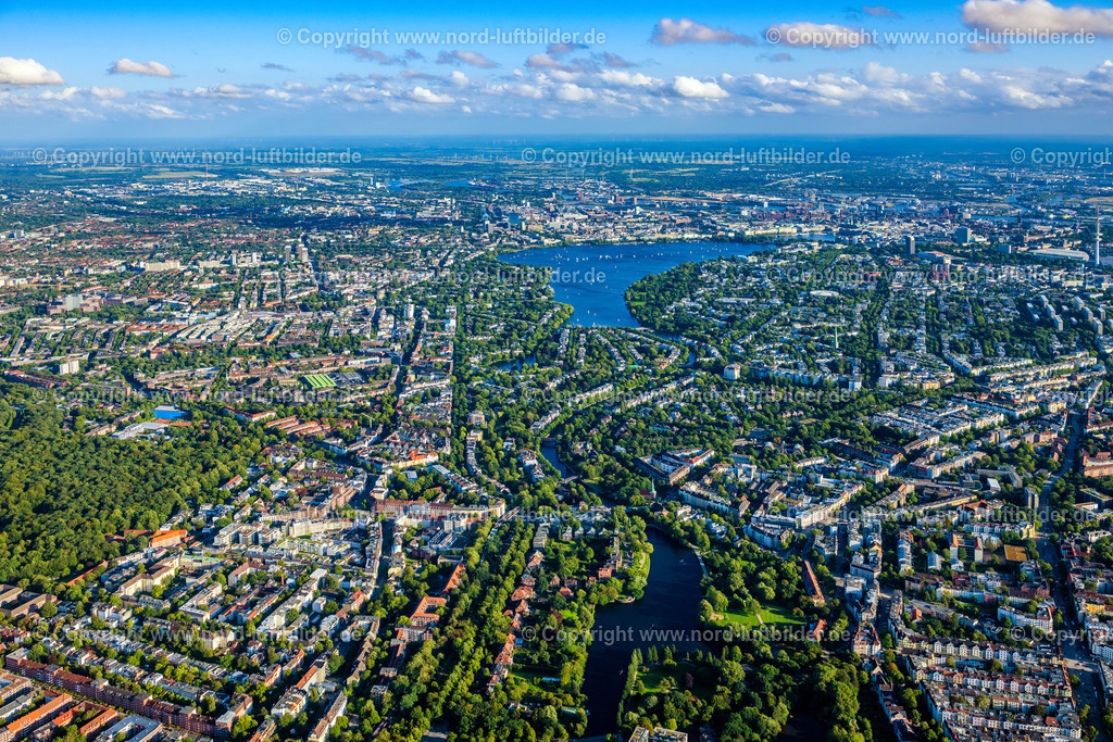 Hamburg_Winterhude_ELS_2456090823 | HAMBURG 09.08.2023 Stadtteilansicht von Winterhude Winterhuder Marktplatz in der Hansestadt Hamburg. // View of the Winterhude part on the Eastern riverbank of the Aussenalster in the Hanseatic city on place Winterhuder Marktplatz of Hamburg in Germany. Foto: Martin Elsen