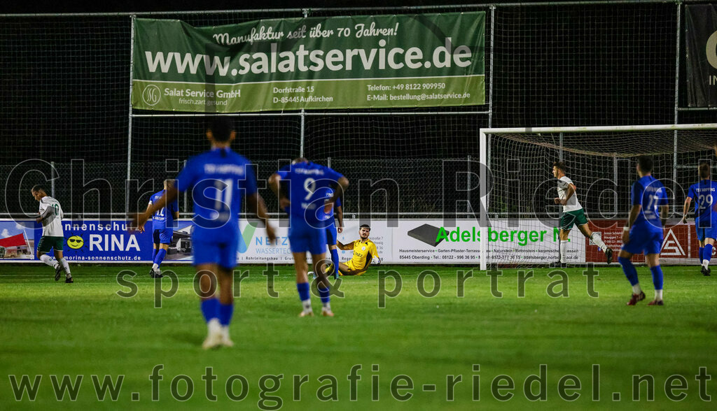 2023-10-13_042_FC_Schwaig_gegen_TSV_Ampfing | Oberding, Deutschland, 13.10.2023:
Fußball, Landesliga Südost 2023 / 2024, 16. Spieltag, FC Schwaig gegen TSV Ampfing, Endergebnis: 3:2

Vincent Sommer (FC Schwaig, #10), Kaan Gülcü (TSV Ampfing, #1), Raffael Ascher (FC Schwaig, #9)

Foto: Christian Riedel / fotografie-riedel.net