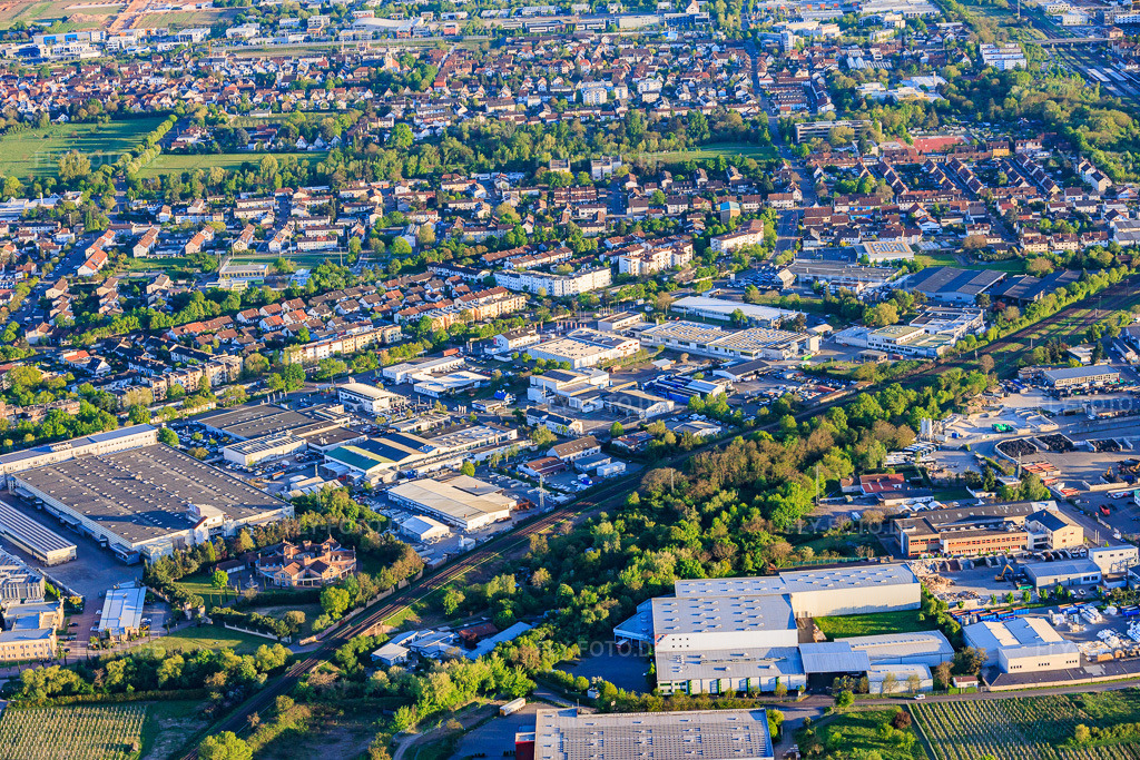 Luftbild: Industriegebiet Horstring mit Progroup AG, Theo Klein GmbH - Standort Landau und Handwerkskammer der Pfalz Berufsbildungszentrum in Landau in der Pfalz im Bundesland Rheinland-Pfalz in Deutschland.Foto: IMG_155081.jpg vom 24.04.2026 durch Werner Riehm/FLY-FOTO.deAuflösung des Originals: 6000 x 4000 pxWWW.PROGROUP.AG