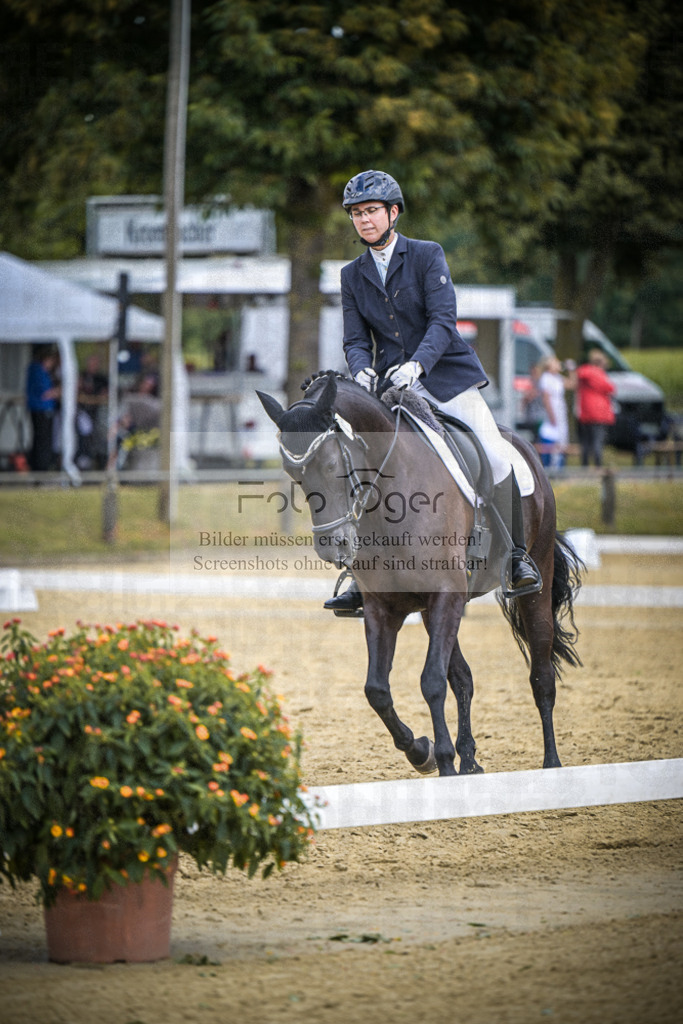 DOS_1907 | Entdecke hochwertige Reitturnierfotos von Foto Oger. Professionell, emotional und authentisch – jetzt Lieblingsmomente im Shop bestellen.Deutschlandweite Turnierfotografie. - Realisiert mit Pictrs.com
