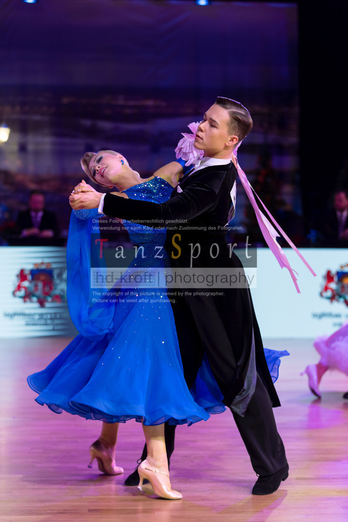 20241215_WDSF_Int_Open_Std-Riga-8633 | Tanzsportbilder, Standardtanz, Lateintanz, WDSF, DTV, LTVB, dancecomp, goc, hessen tanzt, blaues band der spree, walzer, tango, wiener walzer, slowfox, quickstepp, samba, rumba, cha-cha-cha, paso doble. jive, hd-kroft photography, turniertanzsport