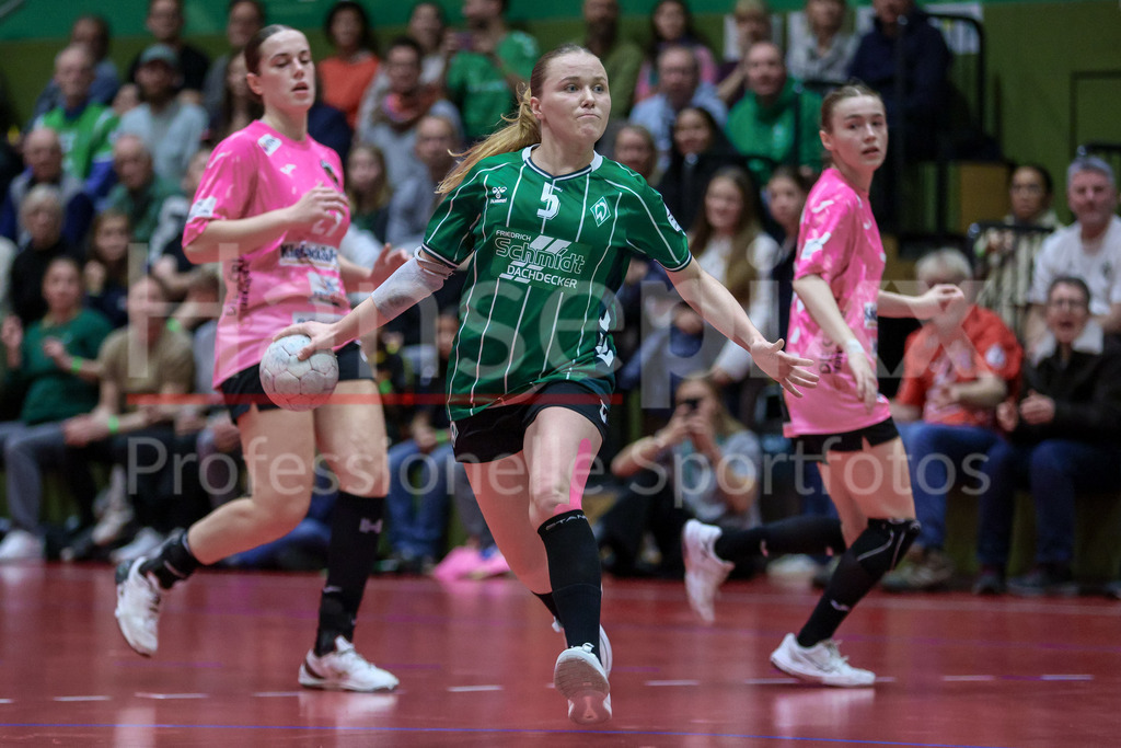 Handball, 2. Bundesliga Frauen, SV Werder Bremen - Füchse Berlin | Farina Meyer (SV Werder Bremen, 5) am Ball, Spielszene, Aktion, Action