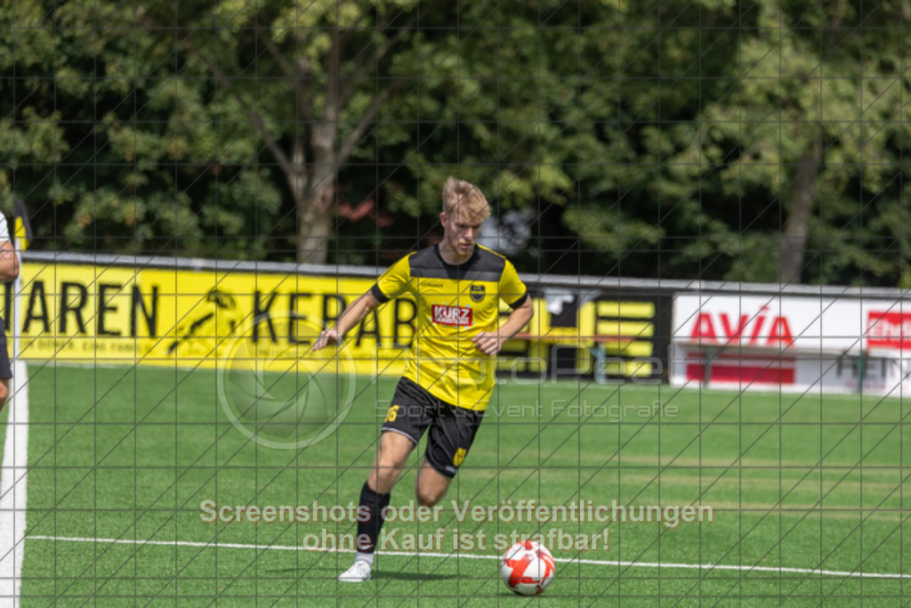 20250824_130149_0131 | #,1.FC Heiningen II (gelb) vs. 1.Göppinger SV III (weiß), Fußball, Kreisliga B7 - Bezirk Neckar/Fils, 01. Spieltag, Saison 2025/2026, Kunstrasenplatz Sportzentrum Heiningen, Krautgarten 1, 73092 Heiningen, 24.08.2025 - 13:00 Uhr,Foto: PhotoPeet-Sportfotografie/Peter Harich