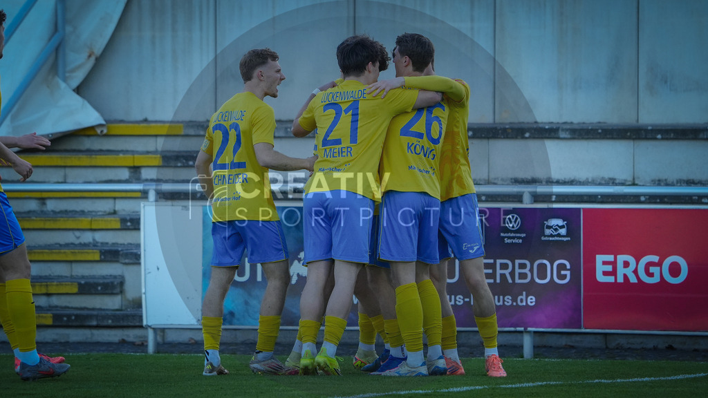Fußball, Herren, Saison 2025/2026, Regionalliga Nordost, 22. Spieltag, FSV 63 Luckenwalde vs. Hallescher FC, Dienstag 07.04.2026, Werner-Seelenbinder-Stadion Luckenwalde, | Fußball, Herren, Saison 2025/2026, Regionalliga Nordost, 22. Spieltag, FSV 63 Luckenwalde vs. Hallescher FC, Dienstag 07.04.2026, Werner-Seelenbinder-Stadion Luckenwalde, Im Bild: Jubel beim FSV 63 Luckenwalde über den Treffer zum 1:1-Ausgleich. - Realisiert mit Pictrs.com