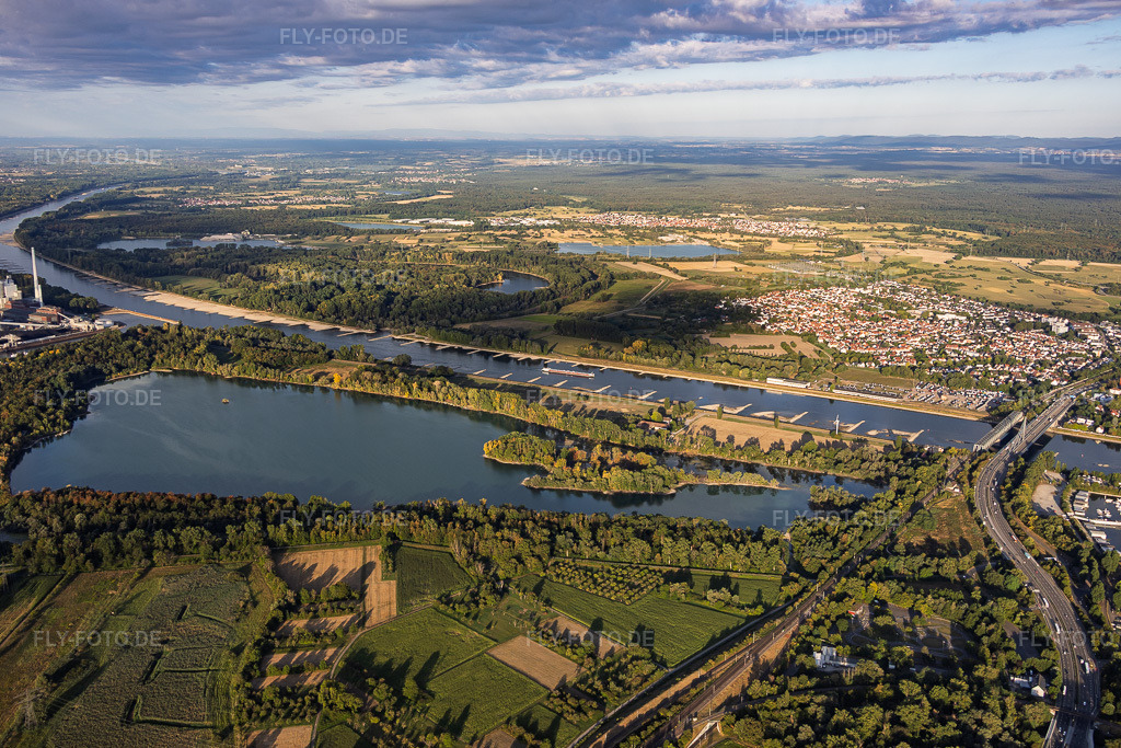 Luftbild: Niedrigwasser am Rhein zwischen Rheinbrücken und Kraftwerk jenseits des Knielinger Sees im Ortsteil Knielingen in Karlsruhe im Bundesland Baden-Württemberg in Deutschland. – Foto: IMG_158279.jpg vom 06.08.2026 durch Werner Riehm/FLY-FOTO.de – Auflösung des Originals: 5848 x 3899 px