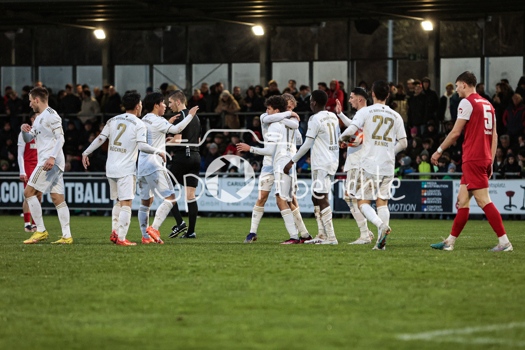 SV Heimstetten - FC Bayern Amateure | Wieder jubeln die Amateure - nach dem Treffer zum 1-2 durch Younes AITAMER (FCB #17)