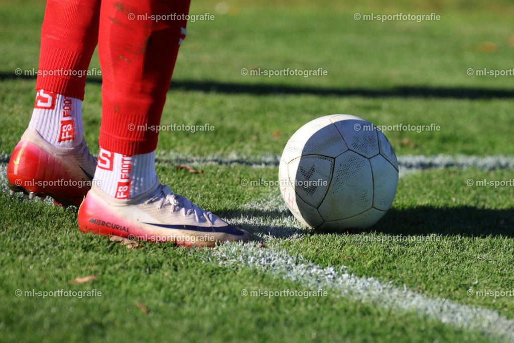 Fußball I Herren I Saison 2025/2026 I Oberliga Schleswig-Holstein I 13. Spieltag I SV Eichede - Heider SV | Symbolbild, Eckball, Fußball, Ball, Ecke - Realisiert mit Pictrs.com