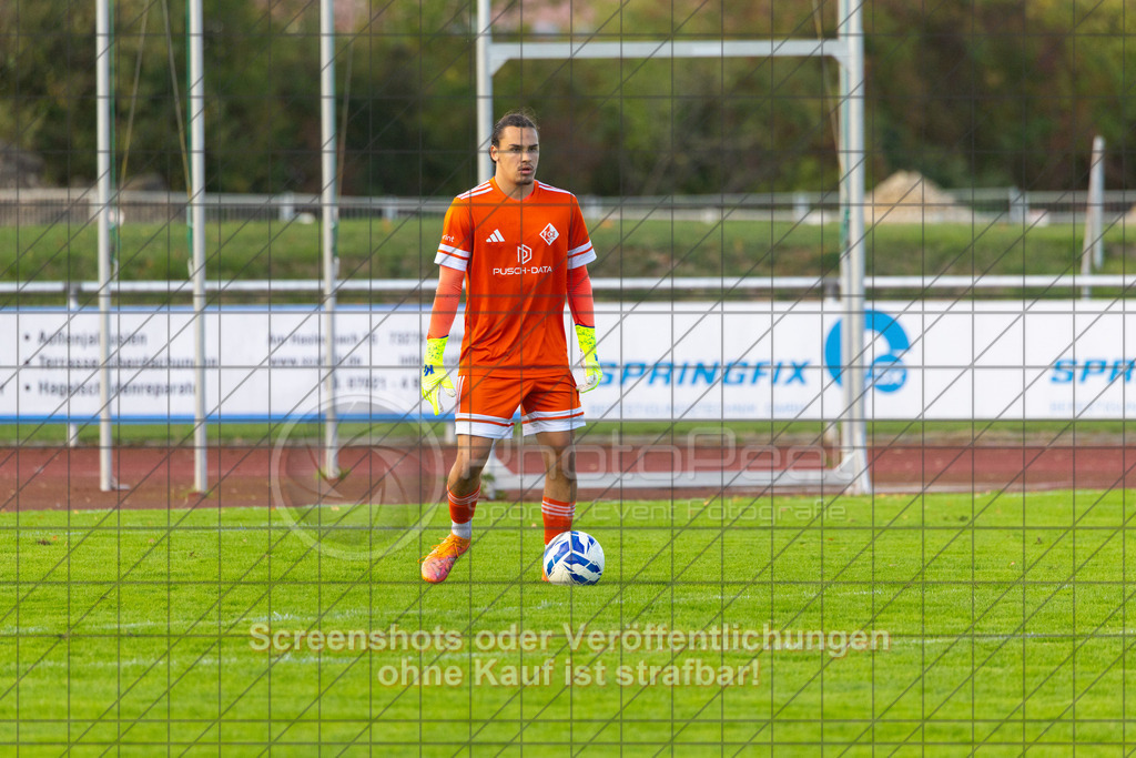 20261010_154837_0190_(c)_by_PhotoPeet | #,1.FC Eislingen (weiß) vs. TSV Bernhausen (lila), Fussball, Landesliga 2 - wfv, 11. Spieltag, Saison 2026/2027, Rasenplatz, Eichbachstation, Haldenstraße, 73054 Eislingen, 10.10.2026 - 15:30 Uhr,Foto: PhotoPeet / Sport- &amp; Eventfotografie / Peter Harich