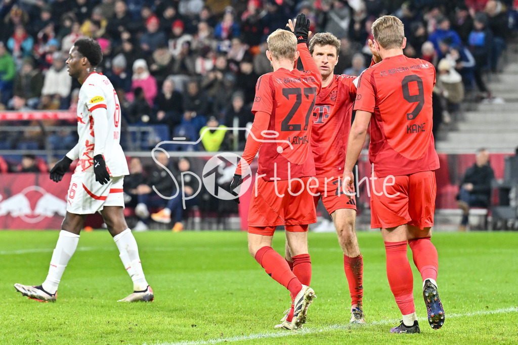 RB Salzburg - FC Bayern München | Jubel der Bayern nach dem Treffer zum 0-2 durch Thomas MUELLER (FC Bayern Muenchen 25) / Freude / happy / Tor / Torschuetze / Testspiel: RB Salzburg - FC Bayern Muenchen, Red Bull Arena am 06.01.2025