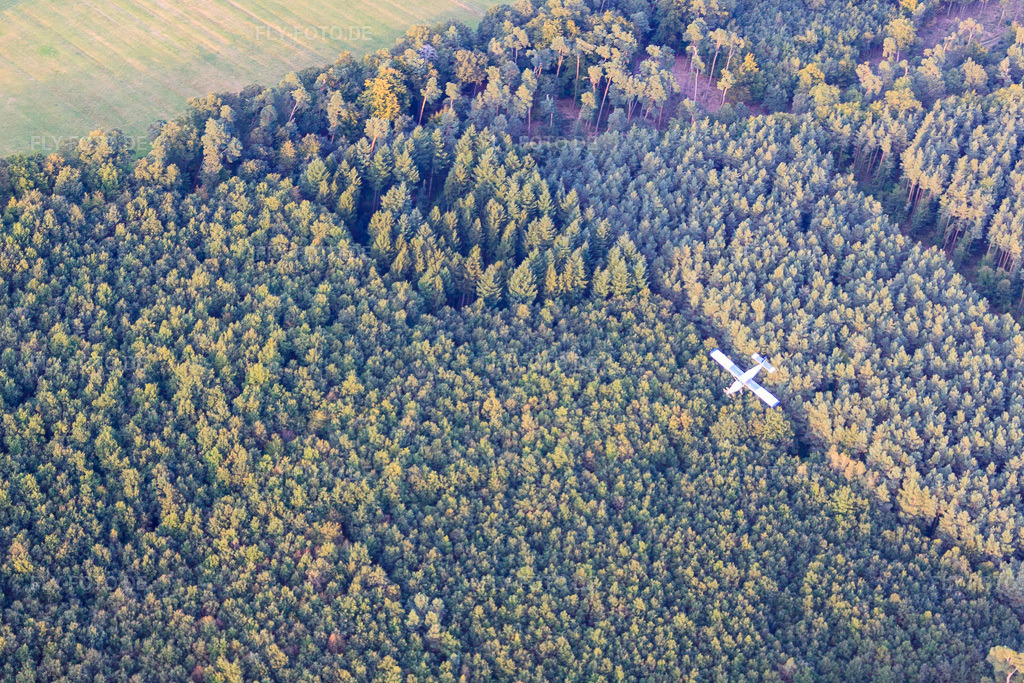 Luftbild: Pilatus im Sturzflug nach Fallschirmspringerabwurf in Schweighofen im Bundesland Rheinland-Pfalz in Deutschland. Foto: IMG_53773.jpg vom 30.09.2012 durch Werner Riehm/FLY-FOTO.de