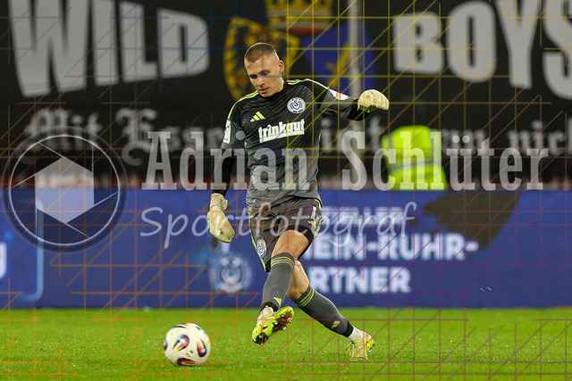 MSV Duisburg vs Rot-Weiss Essen - 3. Liga | Duisburg, Deutschland, 26.10.25:   Maximilian Braune (MSV Duisburg) in Aktion am Ball, Einzelaktion waehrend des Spiels der 3. Liga MSV Duisburg vs Rot-Weiss Essen in der schauinsland-reisen-arena(Foto von Brauer-Fotoagentur / Adrian Schlueter)