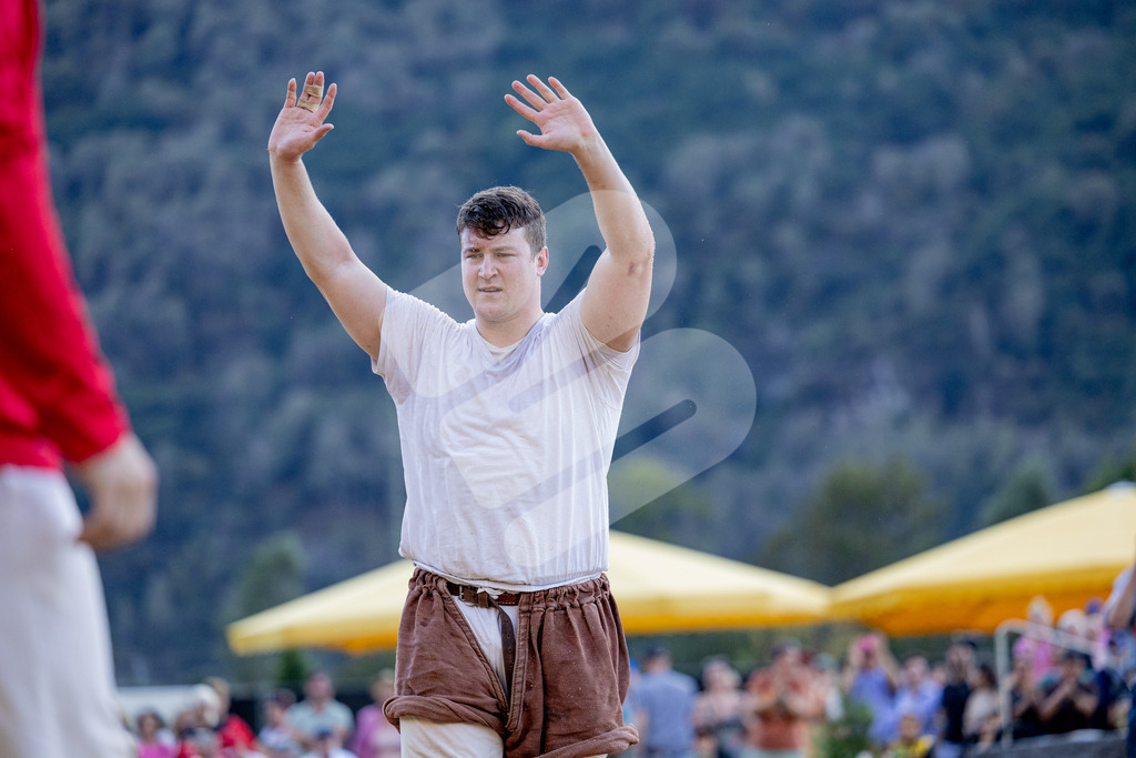 TESSINER2025_06_Gang_1976 | Die Schwinger des Schwyzer Kantonalen Schwingerverbandes: Fotos, die Dynamik und Leidenschaft festhalten, sowie emotionale Momente aus dem traditionellen Schwingsport zeigen. - Realisiert mit Pictrs.com