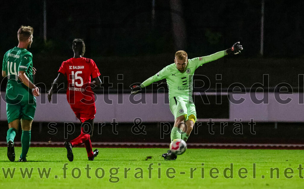 2023-09-01_032_SC_Baldham-Vaterstetten_gegen_TSV_1877_Ebersberg | Vaterstetten, Deutschland, 01.09.2023:
Fußball, Kreisliga 2023 / 2024, 3. Spieltag, SC Baldham-Vaterstetten gegen TSV 1877 Ebersberg, Ergebnis: 1:2

Stefan Niedermaier (TSV 1877 Ebersberg, #14), Samuel Renold (SC Baldham-Vaterstetten, #15), Torwart Marinus Pohl (TSV 1877 Ebersberg, #25)

Foto: Christian Riedel / fotografie-riedel.net