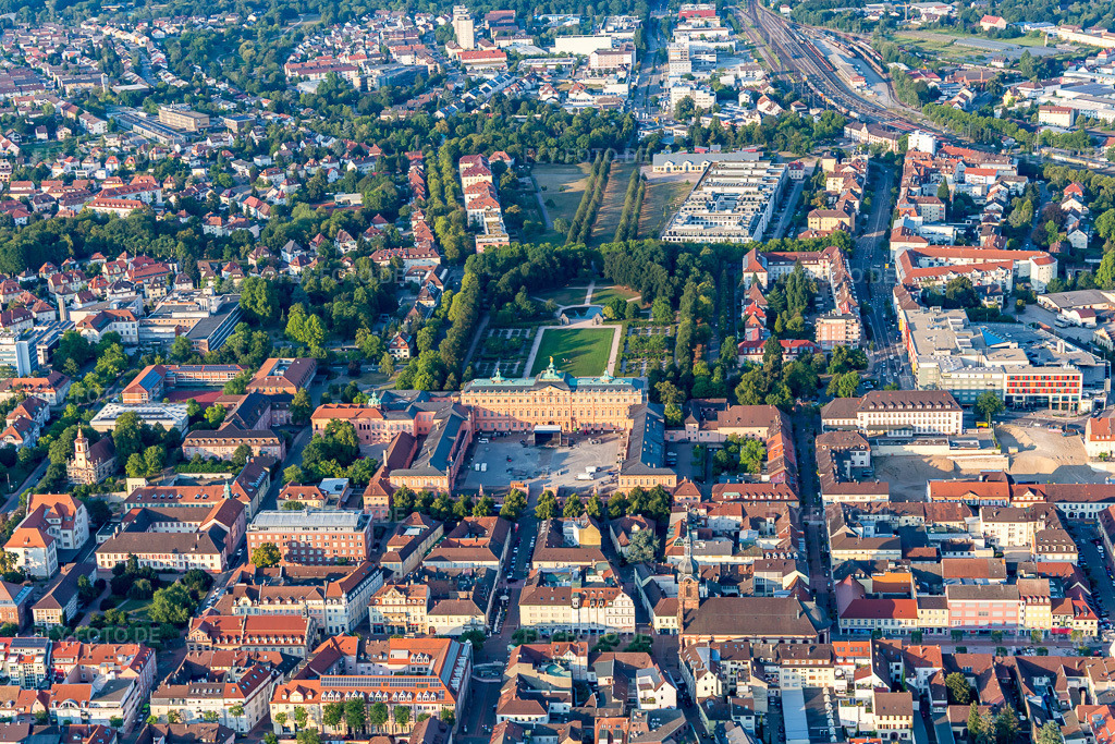 Luftbild: Schloßpark vom Residenzschloss Rastatt in Rastatt im Bundesland Baden-Württemberg in Deutschland. Foto: IMG_109185.jpg vom 25.07.2018 durch Werner Riehm/FLY-FOTO.de