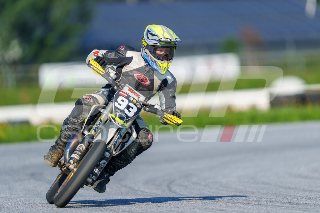 SuperMoto_Staatsmeisterschaft_Greinbach_002 | GRIPcapture steht für authentische Sportfotografie in Österreich – für Momente, die mehr sind als Geschwindigkeit oder Ergebnis. Es geht um Emotion, Spannung, Fokus und den Augenblick, der oft nur einen Wimpernschlag dauert.Ob Motorsport, Teamsport oder 
