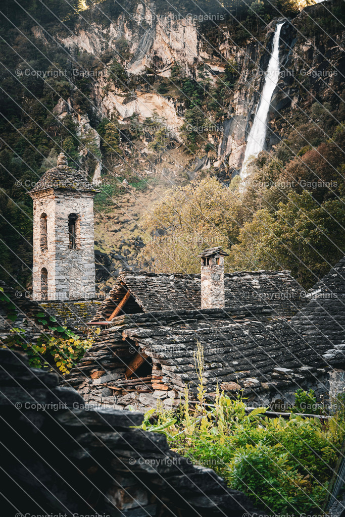 Foroglio Kirche | Foroglio ist ein malerisches Bergdorf im Bavonatal im Tessin, Schweiz. Es ist bekannt für seinen beeindruckenden Wasserfall, der rund 80 Meter tief in das Tal stürzt, sowie für seine traditionellen Steinhäuser, engen Gassen und unberührte alpine Landschaft. Das Dorf wirkt wie aus einer anderen Zeit und zieht Natur- und Fotoliebhaber gleichermaßen an.