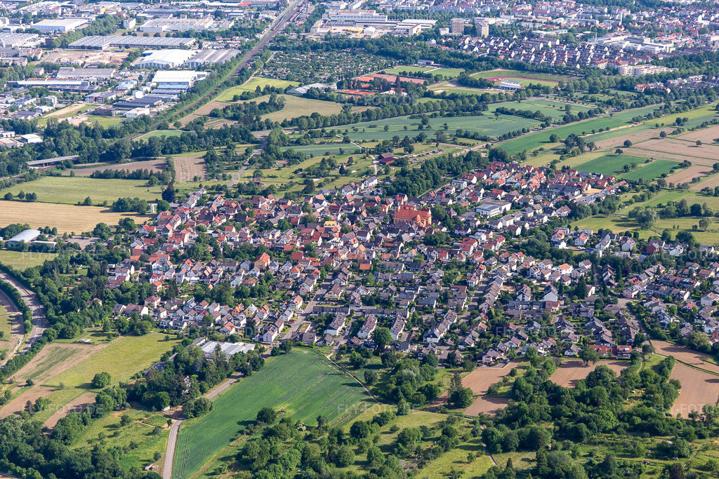 Luftbild: Ortsansicht aus Süden im Ortsteil Ettlingenweier in Ettlingen im Bundesland Baden-Württemberg in Deutschland. Foto: IMG_131643.jpg vom 22.05.2022 durch Werner Riehm/FLY-FOTO.de